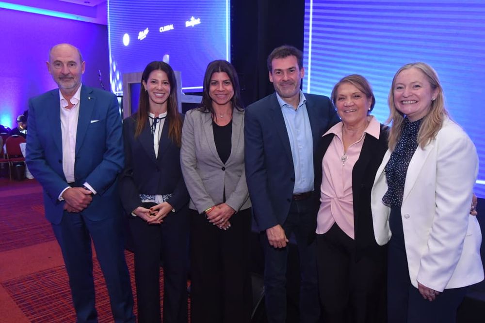 Rodolfo Vargas Arizu, Ministro de Producción; Victoria Abihaggle, Directora Ejecutiva de Fundación ADN; Claudia Eláskar, prosecretaria de ADERPE; Gloria Magnaghi, encargada de Relaciones Institucionales de ADERPE; y Hebe Casado, vicegobernadora de Mendoza, en el cierre de la exitosa edición del Bootcamp Empresarial 2026.