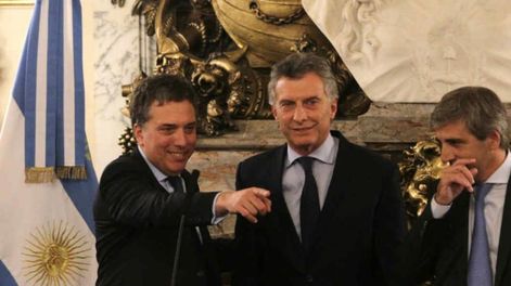 El presidente Mauricio Macri, rodeado por el ministro de Hacienda, Nicolás Dujovne, y el de Finanzas, Luis Caputo.