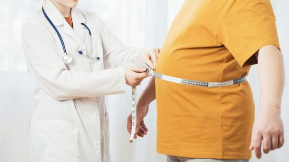 Más allá del famoso índice, la medida de la cintura parece ser un nuevo parámetro para medir la grasa del cuerpo. / Maya Kruchankova / Shutterstock / The Conversation