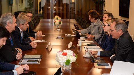 El ministro de Economía, Luis Caputo, inició hoy  una serie de reuniones con representantes de organismos internacionales, y en uno de esos encuentros, el Banco Mundial (BM) le desembolsará nuevos créditos por US$ 2.000 millones. (Foto: Twitter).