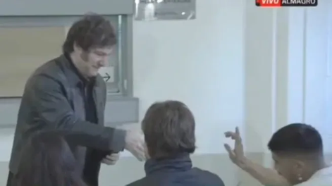 Javier Milei fue a votar y un fiscal de mesa le negó el saludo.