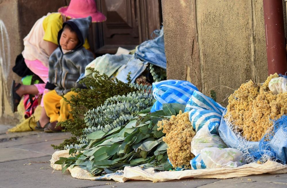 En varias ciudades de Bolivia la gente saca a la calle los cuerpos de los fallecidos por Covid-19 para presionar al gobierno y que aceleren la evacuación de cadáveres. AP