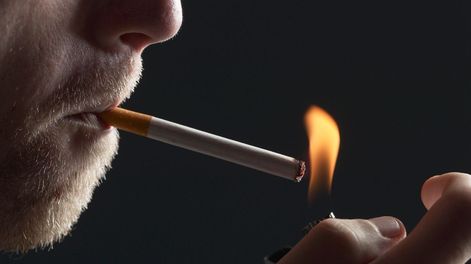 Fumar cigarrillo. Fuente: Canva