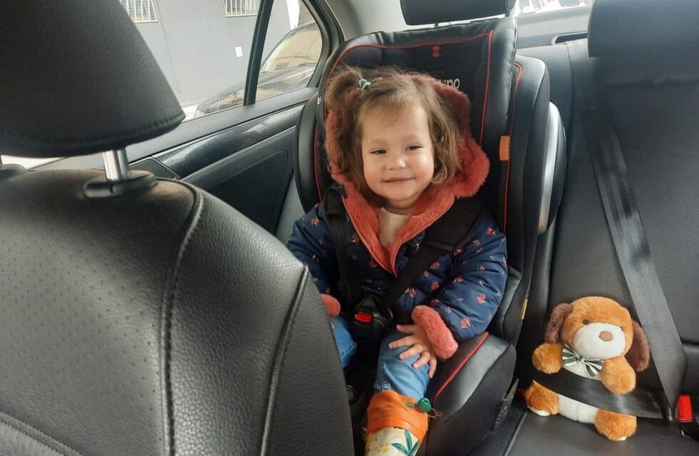 Niños seguros dentro del vehículo, en sus asientos especiales bien colocados