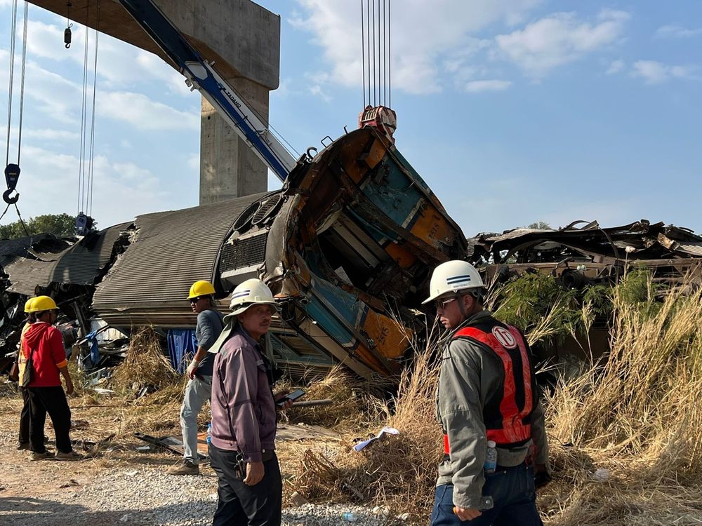 Cayó una grúa sobre un tren de pasajeros en Tailandia