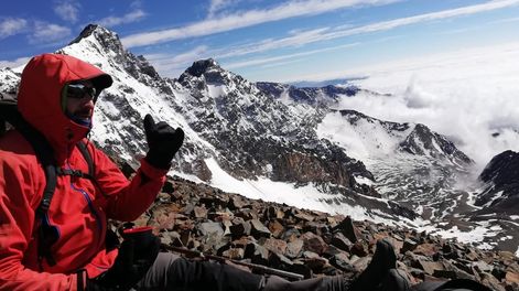 Matías Sergo en la cumbre del Aconcagua.