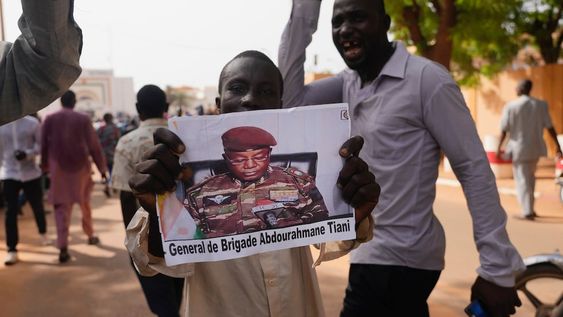 Nigerinos participan en una marcha convocada por los partidarios del general que encabezó un golpe de Estado, Abdourahmane Tchiani (en la foto), en Niamey, Níger, el 30 de julio de 2023. (AP Foto/Sam Mednick)