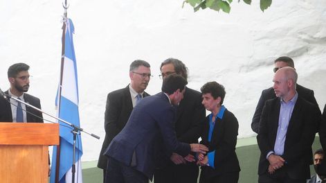 Los Andes | El ministro Eduardo de Pedro saludo a la embajadora de Israel, Galit Ronin, en el acto central que conmemoró el atentado a Embajada. / Clarín