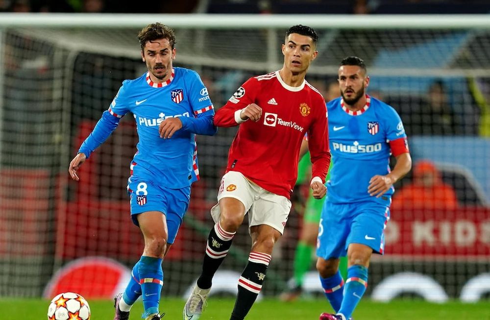 Antoine Griezmann y Koke, de Atlético de Madrid, rodean a Cristiano Ronaldo, de Manchester United, en el partido de los octavos de final de la Champions League. (AP)