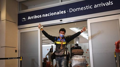 Los Andes | Francisco Moreno, quien participó en el Rally Dakar en Arabia Saudita 2022, en su arribo a Mendoza tras el subcampeonato en quads.Foto: José Gutierrez / Los Andes