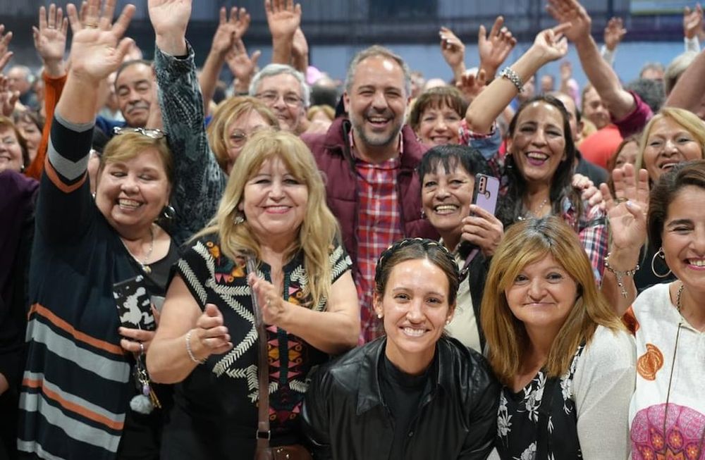 Stevanato junto a más de 2500 personas participaron del tradicional Baile de Adultos Mayores en Maipú