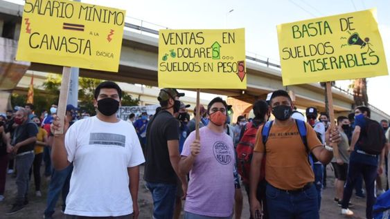Con carteles, pasadas las 18 los trabajadores se reunieron en el nudo vial para pedir que su sueldo se equipare a la canasta básica.