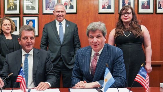 El objetivo del encuentro fue suscribirse en el convenio particular con los Estados Unidos para la refinanciación de la deuda. Gentileza: Ministerio de Economía.