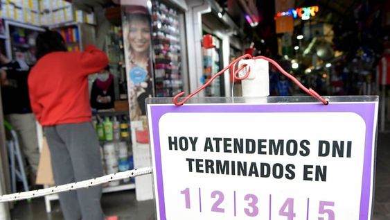 Las compras serán según la terminación del número de DNI. Los comercios se adaptan a las nuevas medidas. Orlando Pelichotti / Los Andes