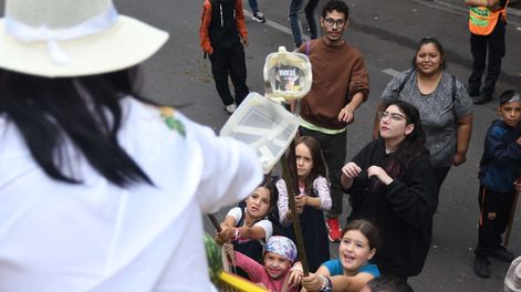 El público se acercó a los carros para saludar a las reinas y pedir regalos.&nbsp;