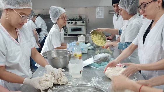 Gastronomía y hotelería tuvieron un crecimiento en la demanda de empleo en 2023 y los feriados XL sostienen la tendencia en 2024.