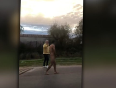 Redujeron a un ladrón, lo pasearon desnudo por la ruta y lo escracharon en redes.