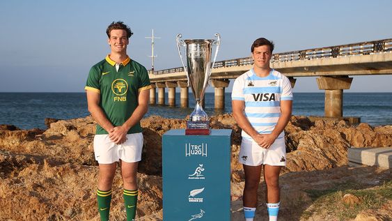 El capitán Felipe Ledesma&nbsp; de la selección Argentina de rugby M 20, denominada Los Pumitas junto al capitán de Sudáfrica, primer rival en el petit torneo
