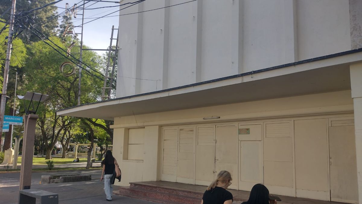 El incierto destino del histórico Cine Mayo, en San Martín, y lo que asegura el hombre que dice ser su dueño