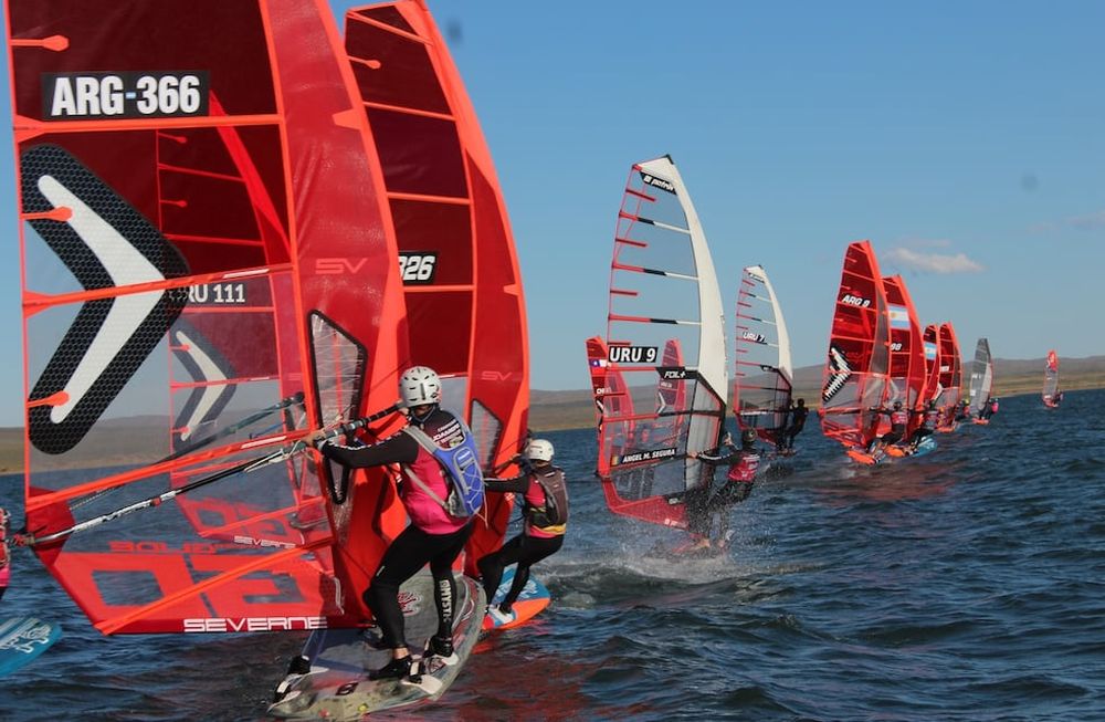 Una gran cantidad de corredores se hicieron presentes en el Club de Pescadores de El Nihuil para ser parte de este apasionante Sudamericano de Fórmula Foil. / Gentileza
