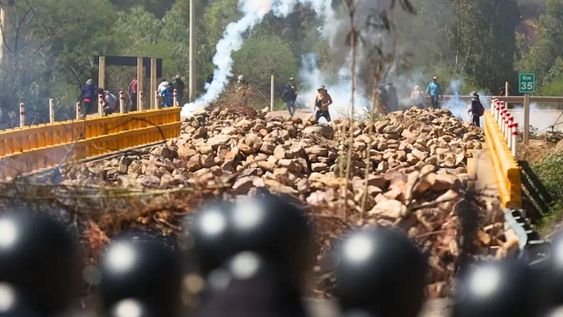 Simpatizantes del expresidente de Bolivia, Evo Morales, se enfrentan con integrantes de la Policía Boliviana este viernes, en Parotani (Bolivia). EFE/ Luis Gandarillas