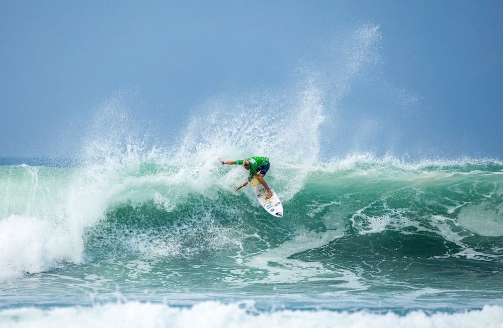 Thiago brillando en una ola del Mundial Junior en El Salvador. / Gentileza.