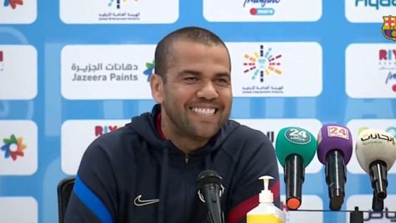 Dani Alvez, en conferencia de prensa, cuando se cortó la luz y su reacción hizo reír a todos los presentes en la rueda de prensa.