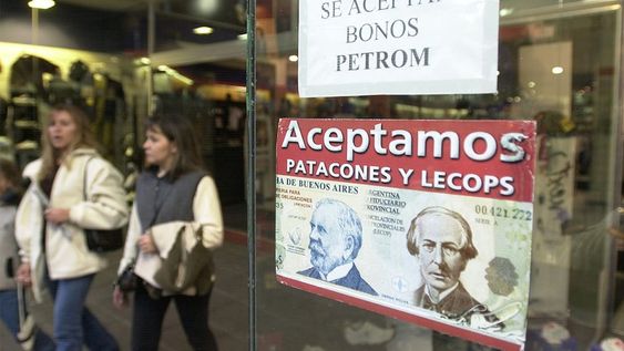 31/5/02-MENDOZA-CIUDAD-PETROM  SOLO EN ALGUNOS COMERCIOS MENDOCINOS SE EXIBEN CARTELES DE LOS BONOS MENDOCINOS PETROM CON POCA ACEPTACION FOTO: CLAUDIO GUTIERREZ / LOS ANDES