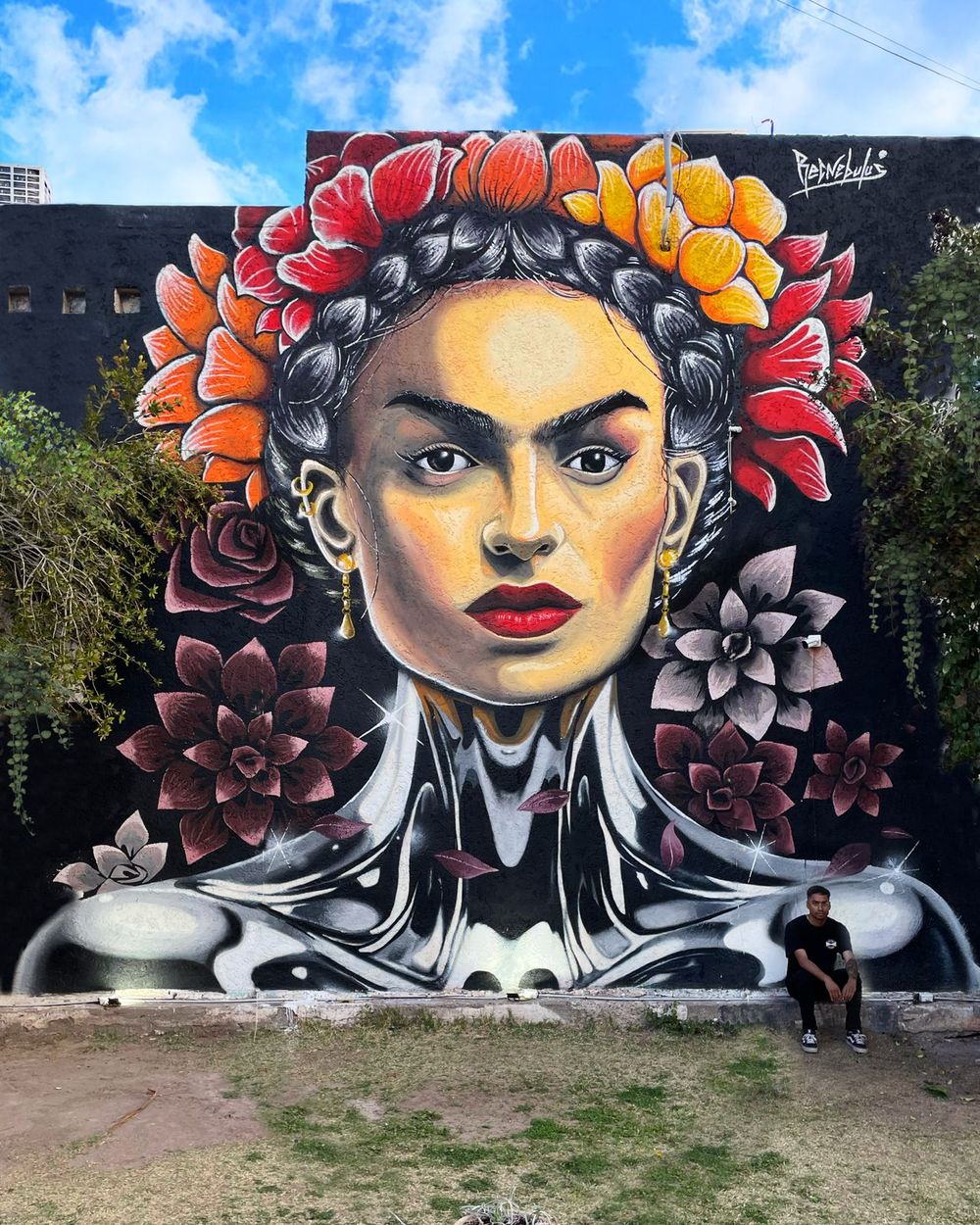 Frida Futura:&nbsp;Fusiona el ícono de Frida Kahlo con una estética de cuerpo metálico, logrando una reinterpretación que combina lo humano, lo simbólico y lo futurista.&nbsp;