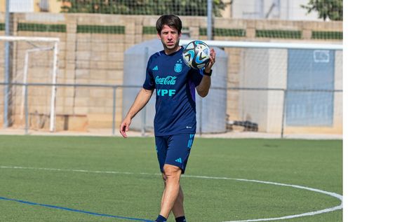 El DT Diego Placente, en una práctica del equipo de fútbol Sub 17 de la Argentina