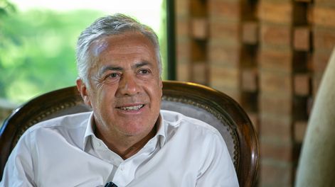 Cornejo felicitó a un funcionario por sus calificaciones en una escuela de negocios.