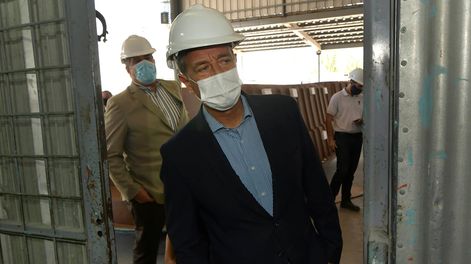 Los Andes | Bronca. El gobernador, Rodolfo Suárez, recorrió el Parque Industrial de Las Heras. Detrás, Mario Abed, bajó el tono al conflicto. Foto: Orlando Pelichotti / Los Andes.