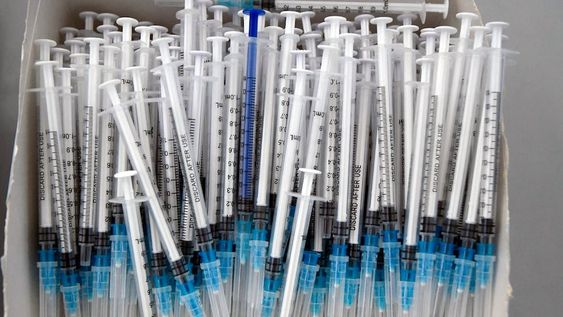 La OMS aseguró que hay que priorizar la vacunación de personas que no hayan sido inoculadas en vez de administrar una tercera dosis.Foto: Orlando Pelichotti