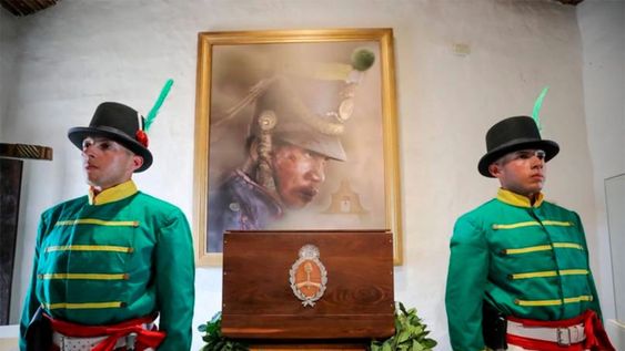 Urna con los restos atribuidos al sargento Juan Bautista Cabral. Foto: Gentileza