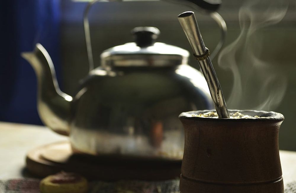 La pandemia cambió la forma tradicional de compartir el mate, que funciona casi como un ritual de los momentos en grupo. Foto: Pixabay / Aguas Cordobesas