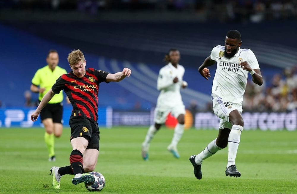 El centrocampista del Manchester City Kevin De Bruyne (i) controla el balón junto a Antonio Rüdiger, del Real Madrid, durante el partido de ida de las semifinales de la Liga de Campeones que Real Madrid y Manchester City disputan este martes en el estadio Santiago Bernabéu, en Madrid. EFE/Rodrigo Jiménez