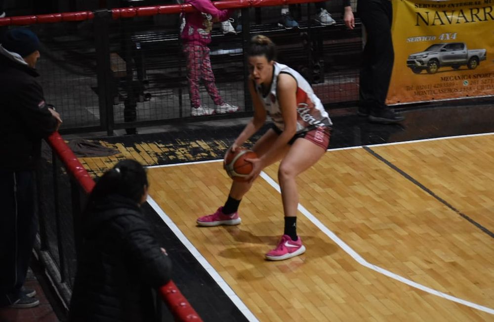 Valentina Lazzaro de Atenas Sport Club, fue la gran figura del triunfo Apache sobre Andes Talleres. / Gentileza: Prensa FBPM.
