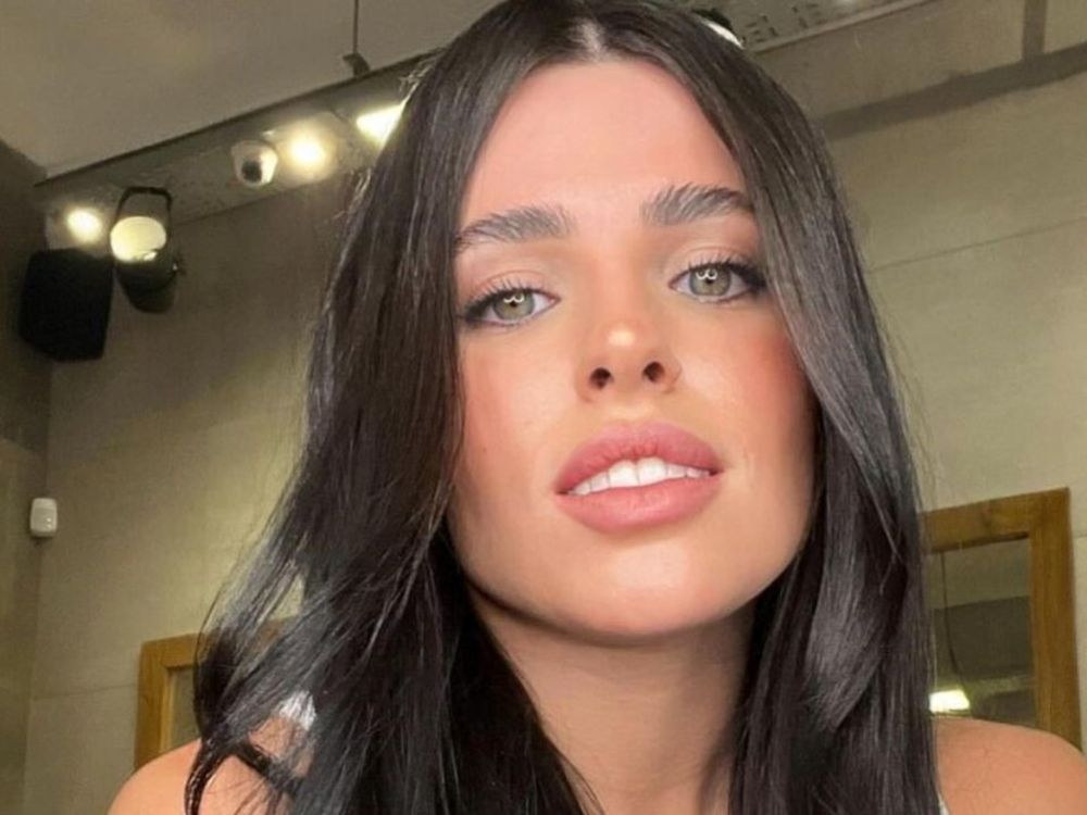 Valentina Cervantes marca tendencia con sus tres looks de primavera denim, vestido strapless y conjunto deportivo (1)