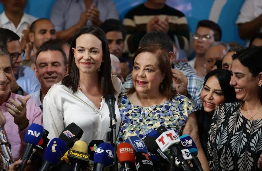 La líder antichavista María Corina Machado (d) presenta durante una rueda de prensa a la historiadora Corina Yoris (i) como candidata para las elecciones presidenciales, en Caracas (Venezuela). EFE