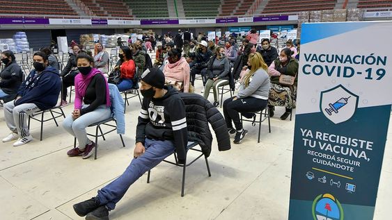 Desde el Ministerio de Salud de Mendoza aseguran que el mensaje viral de las últimas horas es falso y que jamás se debe validar el turno en cajeros. - Foto Orlando Pelichotti / Los Andes