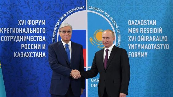 Kassym-Jomart Tokayev y Vladimir Putin, presidentes de Kazajistán y Rusia respectivamente, durante su encuentro en Moscú.