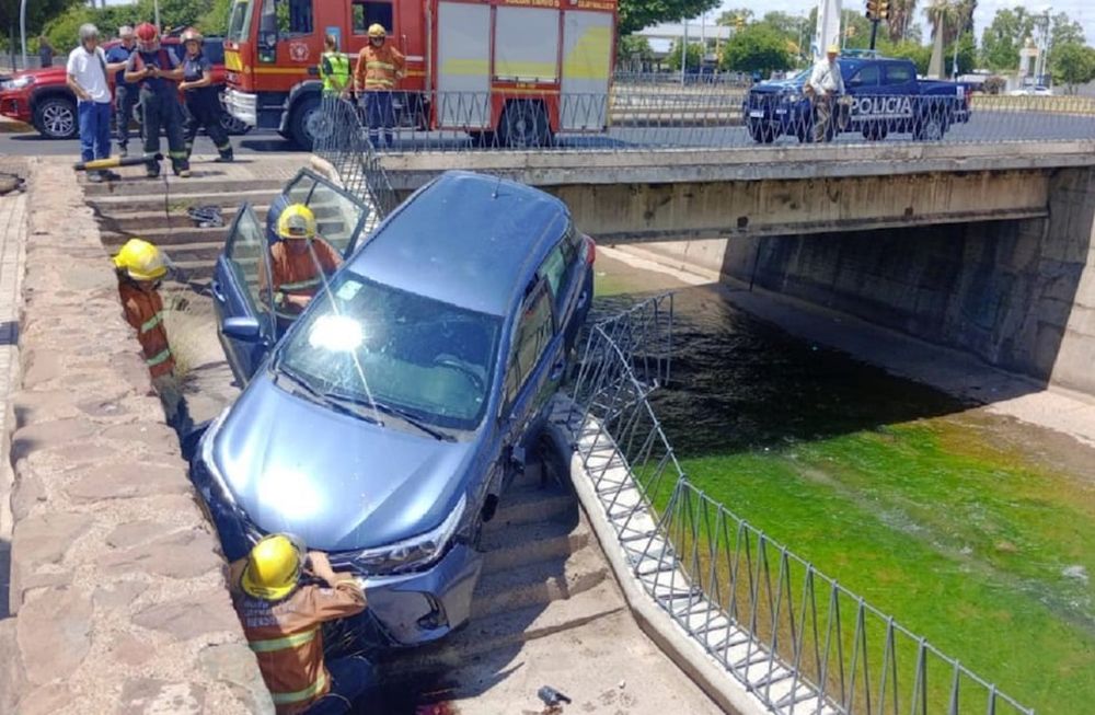 Choque en la Costanera: un auto terminó en el borde del canal Cacique Guaymallén (Prensa Ministerio de Seguridad y Justicia)