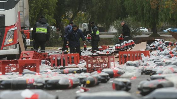 Una carga completa de gaseosas quedó desparramada en el Acceso este y algunas personas aprovecharon y se llevaron algunas unidades. - Ignacio Blanco / Los Andes