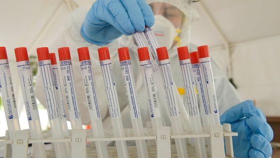 Testeos rapidos del Covid 19. Personal de la Salud realizan testeos en el Julio Le parchisopo test, enfermera, medicotiempo, distanciamiento social, clima, frio , calor, verano, primavera , fila, banco, centrico, coronavirus, covid19 , pandemia,