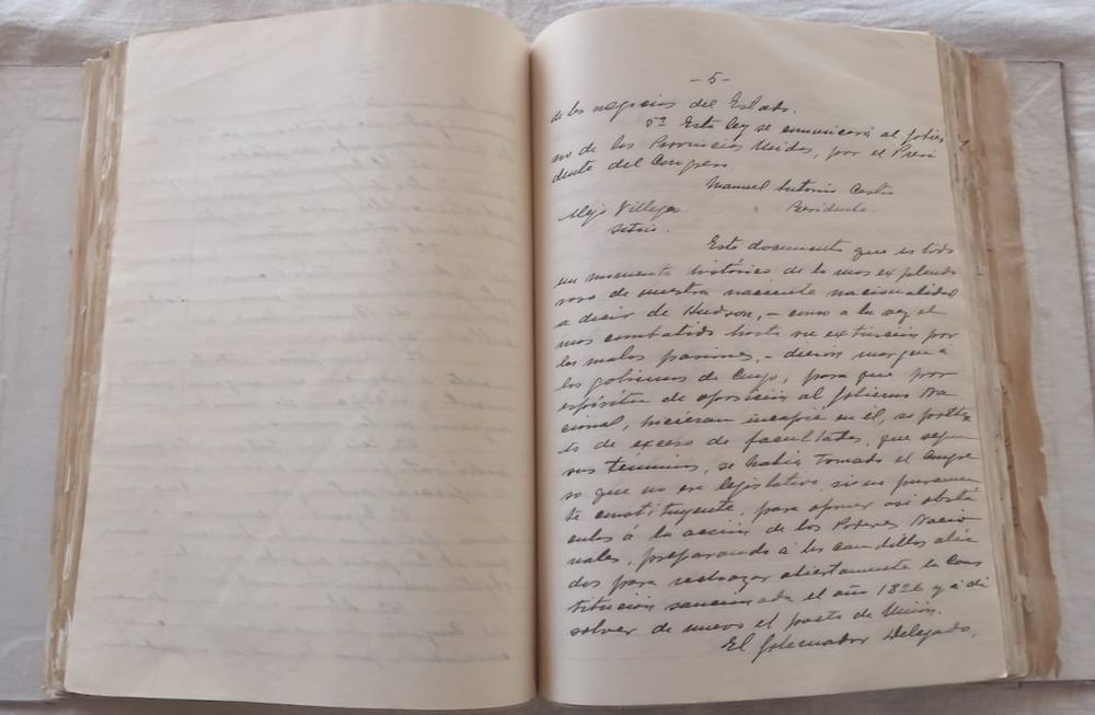 Seis tomos manuscritos fueron encontrados por los investigadores y respaldan la elaboración del diccionario biográfico. Una de las obras halladas, verdadera reliquia. | Foto: Gentileza