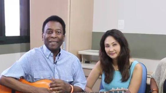 Tocando la guitarra, Pelé se mostró recuperado y agradeció el apoyo