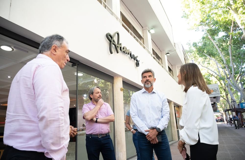 Ulpiano Suarez participó en la inauguración del nuevo café del ACA