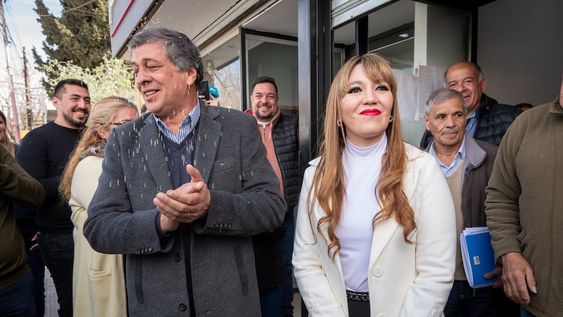 Daniel Orozco y Janina Ortiz se casaron en un Registro Civil de Las HerasEl intendente lasherino y la secretaria de Gobierno realizaron el acto formal en la oficina estatal. El casamiento se da en medio de la investigación por supuestas irregularidades en la comuna.Foto: Ignacio Blanco / Los Andes
