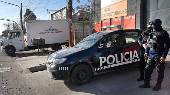 El sábado por la tarde un grupo de personas ingresó al local ubicado en Independencia y Álvarez Condarco - Foto Orlando Pelichotti / Los Andes