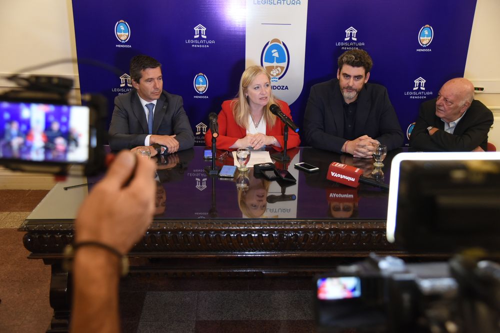 La vicegobernadora, Hebe Casado junto al presidente de la Cámara de Diputados, Andrés Lombardi y el titular provisional del Senado, Martín Kerchner. 